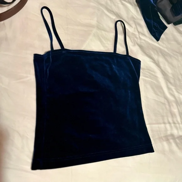 Blue Velvet Three-Piece Set - Picture 7 of 9